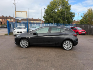 2015 Vauxhall Astra 1.6 Cdti Blueinjection Sri Euro 6 (s/s) 5dr in Black — image 4