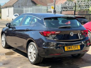 2016 Vauxhall Astra 1.4i Design Euro 6 5dr in Black — image 3