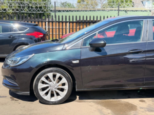 2016 Vauxhall Astra 1.4i Design Euro 6 5dr in Black — image 4