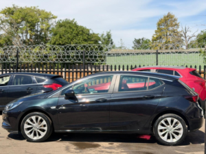 2016 Vauxhall Astra 1.4i Design Euro 6 5dr in Black — image 6