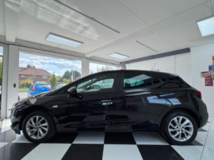 2020 Vauxhall Astra 1.5 Turbo D Se Euro 6 (s/s) 5dr in Black — image 4