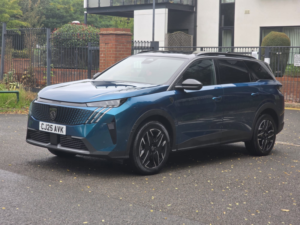 2025 Peugeot 5008 1.2 Gt SUV 5dr Petrol Hybrid E-Dsc6 Euro 6 (s/s) (136 Ps) in Blue — image 3