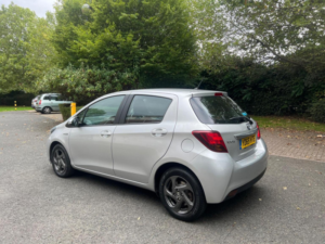 2015 Toyota Yaris 1.5 Vvt-H Icon E-CVT Euro 6 5dr in Silver — image 4