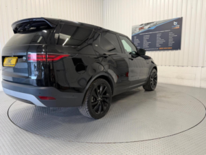 2021 Land Rover Discovery 3.0 D300 Mhev Hse Auto 4WD Euro 6 (s/s) 5dr in Black — image 4