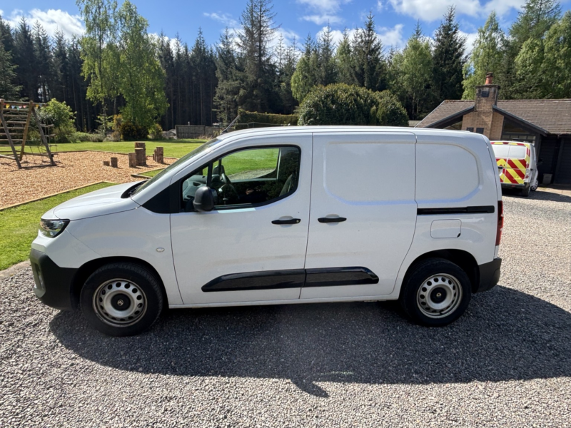2024 Citroen Berlingo 1.5 Berlingo Pv M Bhdi 1.5 100 S&s Mt6 Enterprise in White — image 1