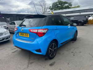 2018 Toyota Yaris 1.5 Vvt-H Cyan Bi-Tone in Blue — image 5