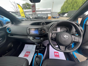 2018 Toyota Yaris 1.5 Vvt-H Cyan Bi-Tone in Blue — image 6