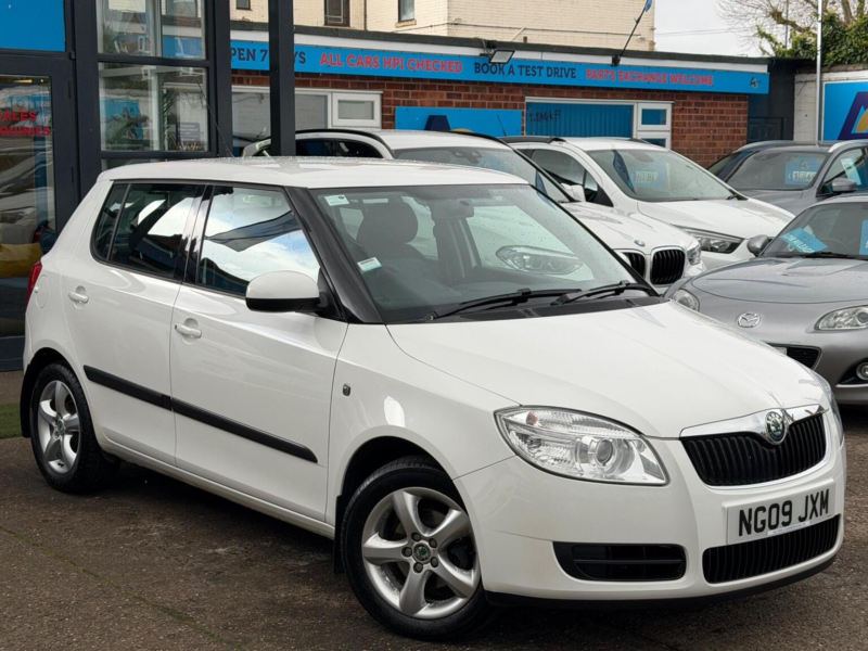 2009 Skoda Fabia 1.2 Htp 12v 2 5dr in White — image 1
