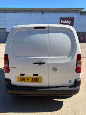 2021 Vauxhall Combo 1.5 Turbo D 2300 Dynamic Panel Van 4dr Diesel Manual L1 H1 Euro 6 (100 Ps) in White — image 4