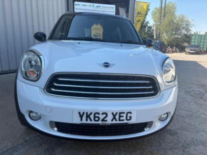 2012 MINI Countryman 2.0 Cooper D Auto Euro 5 5dr in White — image 2