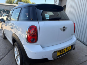 2012 MINI Countryman 2.0 Cooper D Auto Euro 5 5dr in White — image 4