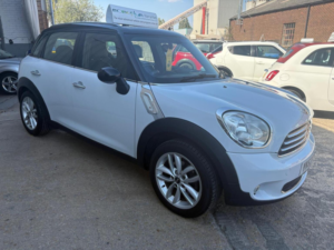 2012 MINI Countryman 2.0 Cooper D Auto Euro 5 5dr in White — image 6
