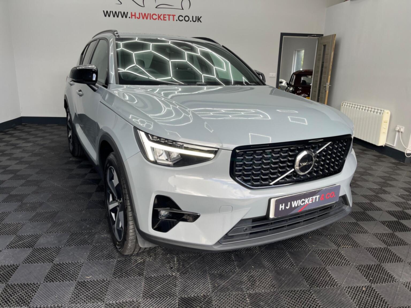 2025 Volvo Xc40 2.0 B4 Mhev Plus Dark Dct Auto Euro 6 (s/s) 5dr in Grey — image 1