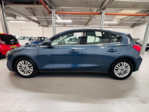 2020 Ford Focus 1.0t Ecoboost Titanium Euro 6 (s/s) 5dr in Blue — image 4