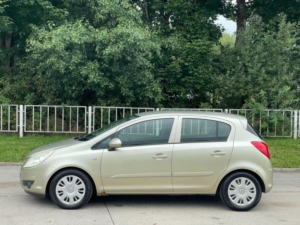 2007 Vauxhall Corsa 1.4i 16v Club 5dr in Gold — image 4