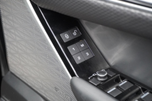 2019 Land Rover Range Rover Velar 2.0 D180 R-Dynamic Se Auto 4WD Euro 6 (s/s) 5dr in Black — image 4
