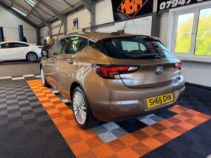 2016 Vauxhall Astra 1.6 Cdti Blueinjection Elite Hatchback 5dr Diesel Manual Euro 6 (s/s) (136 Ps) in Bronze — image 4