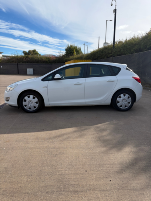 2011 Vauxhall Astra 1.4 16v Exclusiv Hatchback 5dr Petrol Manual Euro 5 (100 Ps) in White — image 2
