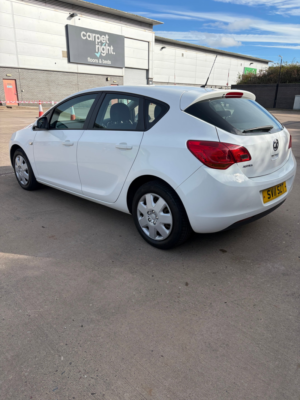 2011 Vauxhall Astra 1.4 16v Exclusiv Hatchback 5dr Petrol Manual Euro 5 (100 Ps) in White — image 3