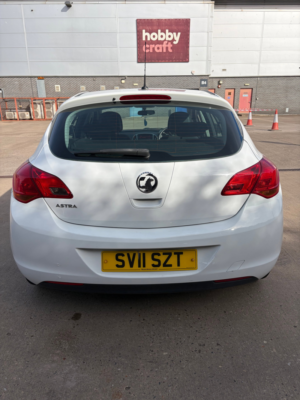 2011 Vauxhall Astra 1.4 16v Exclusiv Hatchback 5dr Petrol Manual Euro 5 (100 Ps) in White — image 4