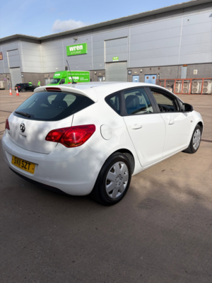 2011 Vauxhall Astra 1.4 16v Exclusiv Hatchback 5dr Petrol Manual Euro 5 (100 Ps) in White — image 5