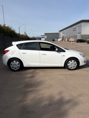 2011 Vauxhall Astra 1.4 16v Exclusiv Hatchback 5dr Petrol Manual Euro 5 (100 Ps) in White — image 6