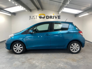 2013 Toyota Yaris 1.33 Dual Vvt-I Tr Hatchback 5dr Petrol Multidrive S Euro 5 (101 Ps) in Blue — image 2