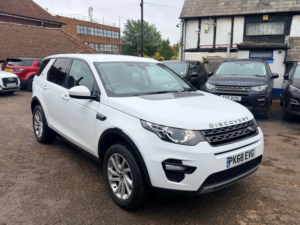 2018 Land Rover Discovery Sport Td4 Se Tech in White — image 3