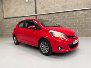 2014 Toyota Yaris 1.33 Dual Vvt-I Icon Plus Euro 5 5dr in Red — image 2